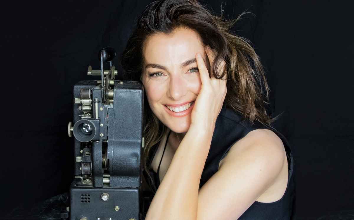 Ayelet Zurer size