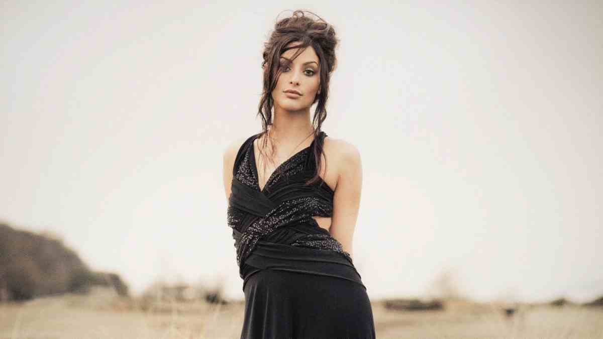 Erica Cerra hight