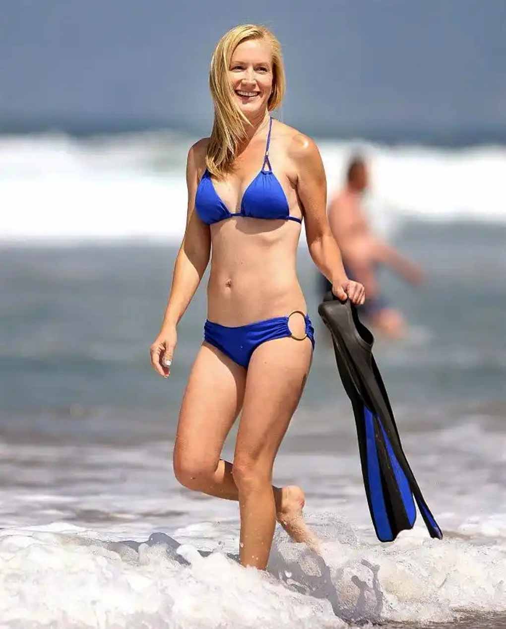 Angela Kinsey height