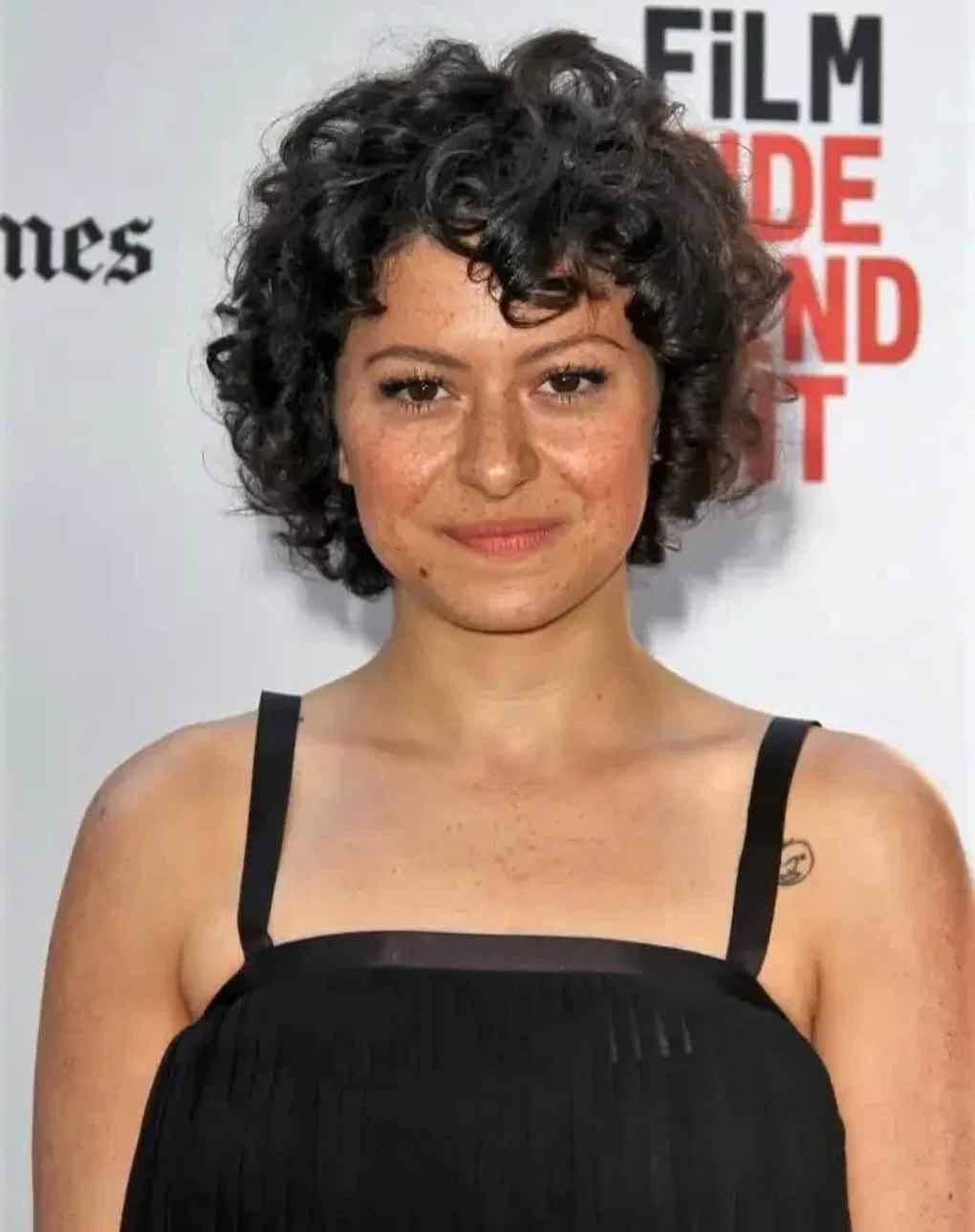 Alia Shawkat body measurement