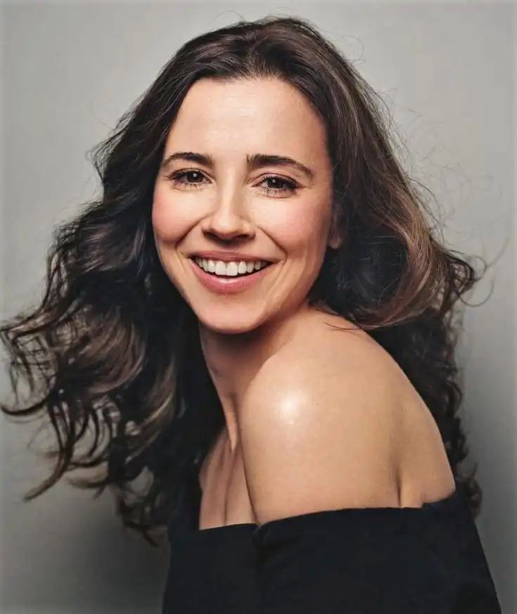 Linda Cardellini Age